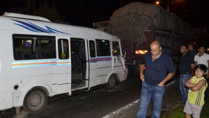 Siverek'te yolcu minibüsü kamyona çarptı