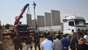 Vali Tuna Kobani sınırında duvar örme çalışmalarını inceledi