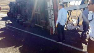 Çay yüklü tır devrildi: 1 yaralı