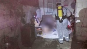 Çürüyen cenazeyi itfaiye personeli güçlükle çıkarabildi