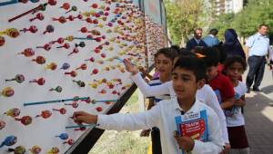 Öğrencilere billboardlarda kalem ve şeker sürprizi