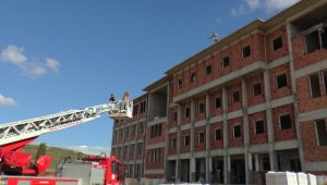 Parasını alamadığı için intihar etmek isteyen işçi 5 saatte ikna edildi