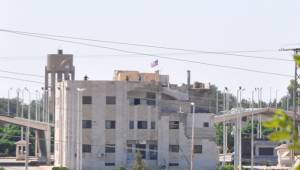 PYD'liler Akçakale sınırında ABD bayrağı için nöbet tutuyor