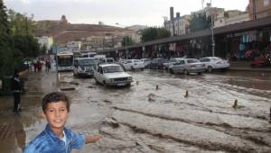 10 dakikalık yağmur yolları göle çevirdi