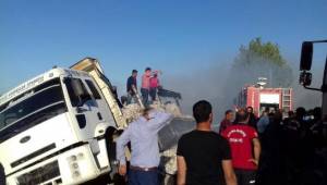 Devrilen pamuk yüklü kamyon alev aldı