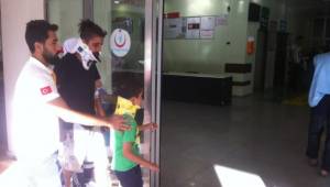 Karaköprü'de orta refüje çarparak durabildi