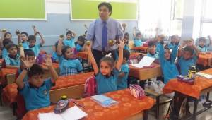 Okul Müdüründen Öğrencilere C vitamini takviyesi