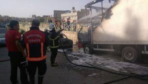 Park halindeki kamyonet alev alev yandı