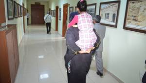 Şanlıurfa Valisi Azimli Merve'yi ödüllendirdi