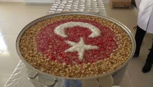 Urfalı Öğrencilerden Türk Bayraklı Aşure