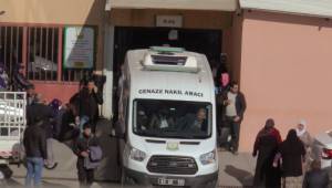 15 yaşındaki kız kardeşi tarafından öldürüldü