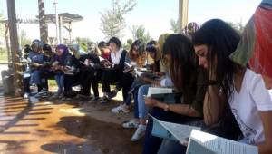 Açık havada kitap okuma etkinliği
