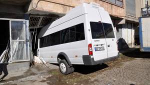 Fren yerine gaza basınca iş yerine daldı