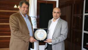 Gerger’den Ayhan’a teşekkür plaketi