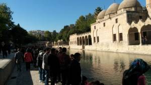 Güneşi fırsat bilenler Balıklıgöl’e akın etti