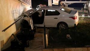 Otomobil cami duvarına çarptı: 5 yaralı