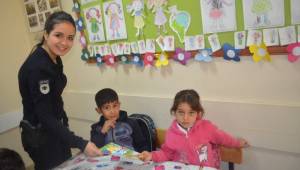 Polisten öğrencilere kitap