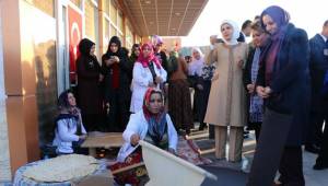 Emine Erdoğan,Hamarat eller çarşısını inceledi (Video)