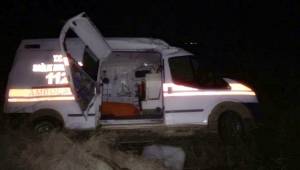 Kazaya yerine giden ambulans takla attı: 3 yaralı