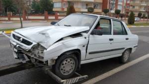 Ters Şeride girdi önce kadına sonra direğe çarptı