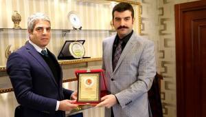 Yosunkaya'dan Emniyet müdürü Çetin'e plaket