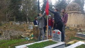 Birecik Ülkü Ocakları, Şehitlerin Kabirlerini Sancaklarla Donattı