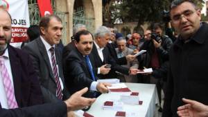 Dergah Caminde 2 bin 500 kitap dağıtıldı