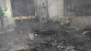 Elektrik kontağından çıkan yangın evi kül etti