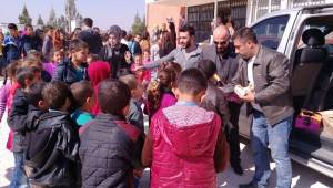Öğrencilerin ihtiyaçlarını polisler karşıladı
