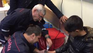 Parmağına sıkışan yüzük doktor gözetiminde kesildi