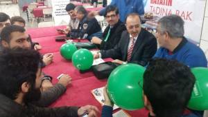 Yeşilay üyeleri vatandaşlara sigaranın zararlarını anlattı