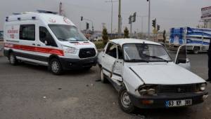 Ambulans ile otomobil çarpıştı: 2 yaralı