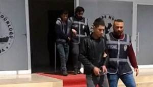 Çocuğun elindeki cep telefonunu çalan 3 kişi yakalandı