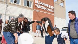 Down sendromlu çocuklar davul zurna eşliğinde halay çekti