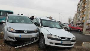 Hızını alamayan otomobil park halindeki otomobile çarptı