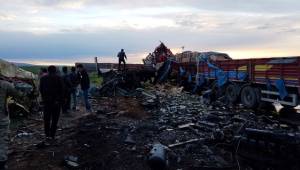 Mardin'de Urfalı 2 Tır Sürücüsü kafa kafaya çarpıştı