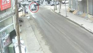 Motosiklet sürücüsü çarptığı otomobilin üstünde kaldı