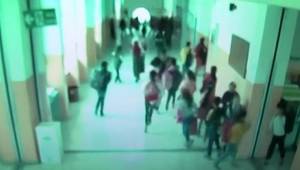 Öğrencilerin deprem paniği güvenlik kamerasına yansıdı