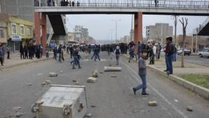 Siverek'te yolu trafiğe kapattılar