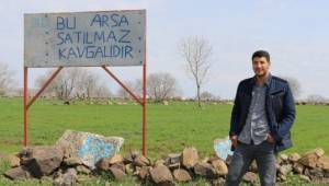 Urfalı Çareyi Tabela Koymakta buldu