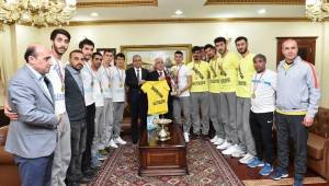 Vali Tuna Şampiyon takımı kabul etti