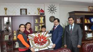 El Emeği Göz Nuru Bayrak Hediye Ettiler