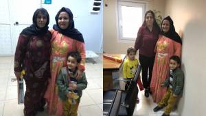 AK Partili Biter Kadınlara Karanfil Verdi