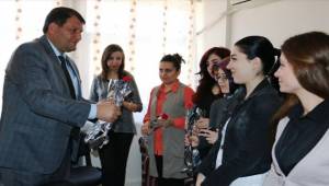 Ayhan, ilk öğretmen kadınlar her türlü değere layıktır