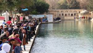 Güneş yüzünü gösterdi Balıklı göl ziyaretçi akınına uğradı