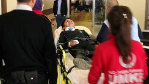 Kontrolden çıkan motosiklet öğrencilerin arasında daldı