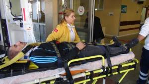 Motosiklet Hafif Ticari Araca Çarptı, 1 Yaralı