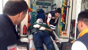 Motosiklet Otomobile Çarptı, 2 yaralı