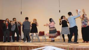 Öğretmenler Sahnenin Tozunu Attırdı