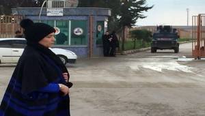 Suriyeli Annenin Gözü Sınır Kapısında